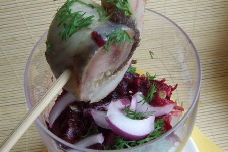 Рулет из сельди на шпажке со свекольно-яблочным салатом: шаг 5