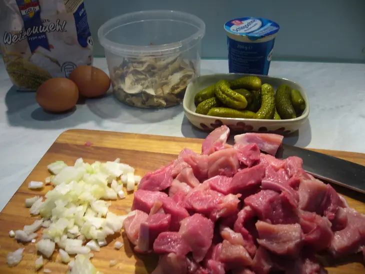 Шпетцле (spätzle) с огуречно-грибным соусом: шаг 1