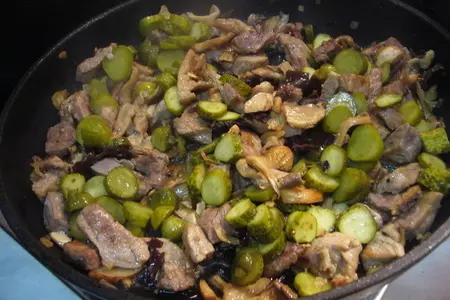 Шпетцле (spätzle) с огуречно-грибным соусом: шаг 2