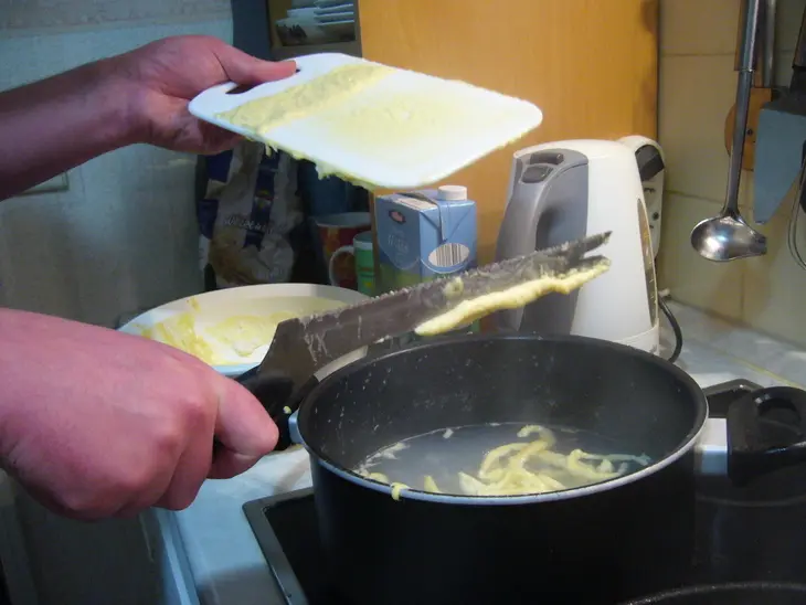 Шпетцле (spätzle) с огуречно-грибным соусом: шаг 3