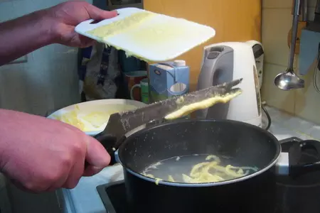 Шпетцле (spätzle) с огуречно-грибным соусом: шаг 3