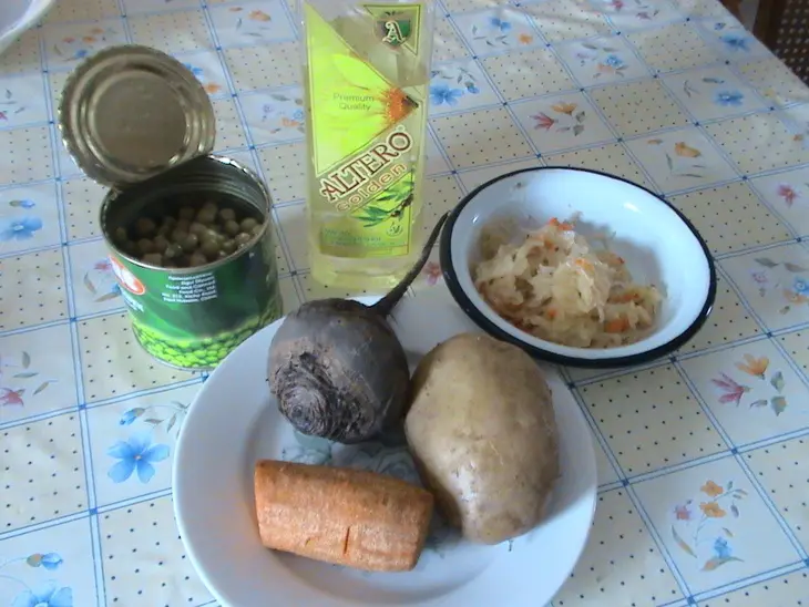 Знают дяди на банкете,о вкуснейшем винегрете!: шаг 2