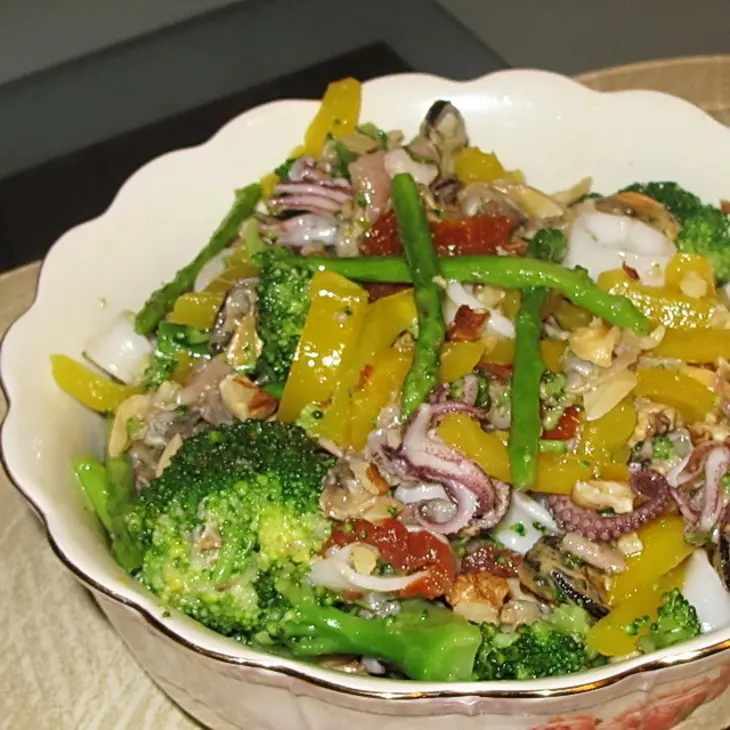 Салат из морепродуктов с овощами: шаг 4