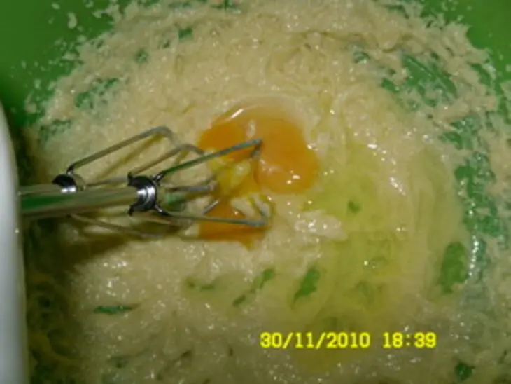 Пирог с консервированными яблоками: шаг 3
