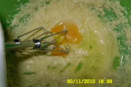 Пирог с консервированными яблоками: шаг 3