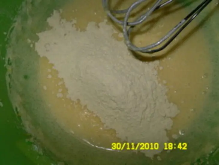 Пирог с консервированными яблоками: шаг 5