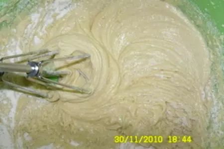 Пирог с консервированными яблоками: шаг 6