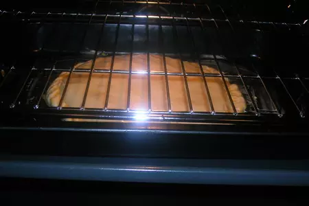 Ореховый пирог  с горькой шоколадной глазурью: шаг 10