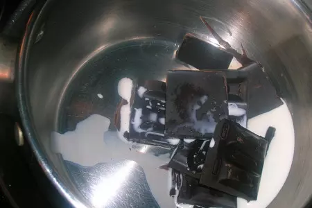Ореховый пирог  с горькой шоколадной глазурью: шаг 11