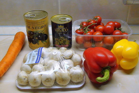 Закуска в бокале «праздничное ассорти». сыр, маринованный с оливками и овощами.: шаг 1