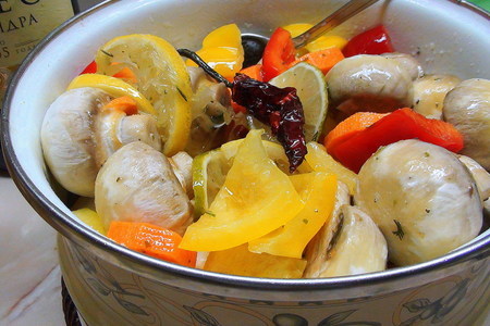 Закуска в бокале «праздничное ассорти». сыр, маринованный с оливками и овощами.: шаг 6