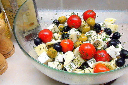 Закуска в бокале «праздничное ассорти». сыр, маринованный с оливками и овощами.: шаг 7