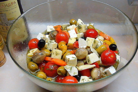 Закуска в бокале «праздничное ассорти». сыр, маринованный с оливками и овощами.: шаг 8