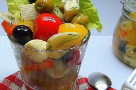 Закуска в бокале «праздничное ассорти». сыр, маринованный с оливками и овощами.: шаг 10