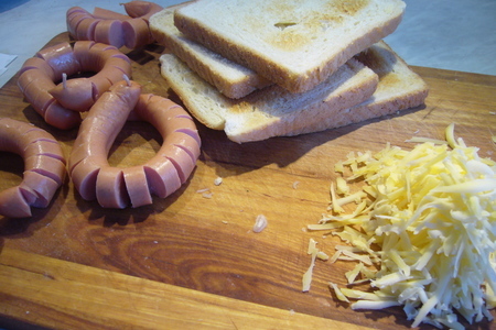Тосты с сосисками из серии "нескучные бутерброды": шаг 1