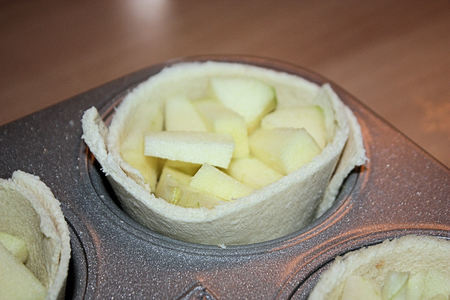 Хлебные мини-шарлотки с яблоками: шаг 3