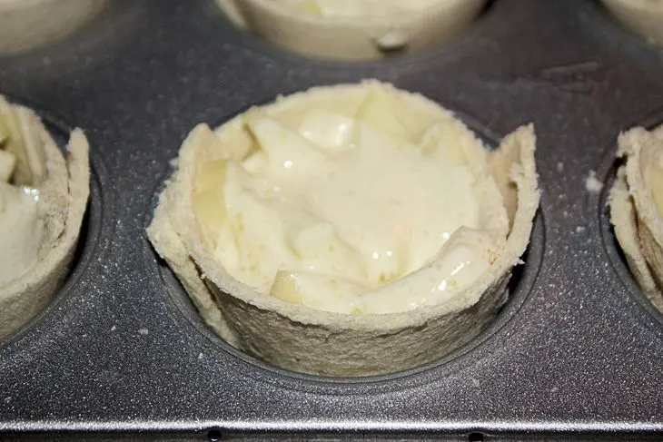 Хлебные мини-шарлотки с яблоками: шаг 5