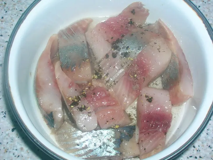 Закусочные канапе с селедкой и ароматным маслом: шаг 1