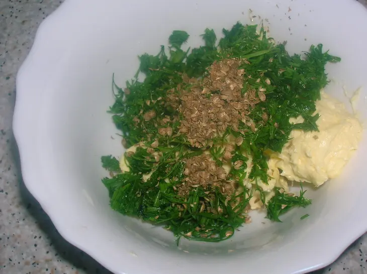 Закусочные канапе с селедкой и ароматным маслом: шаг 3