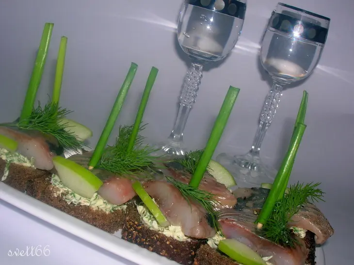 Закусочные канапе с селедкой и ароматным маслом: шаг 6
