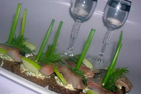 Закусочные канапе с селедкой и ароматным маслом: шаг 6