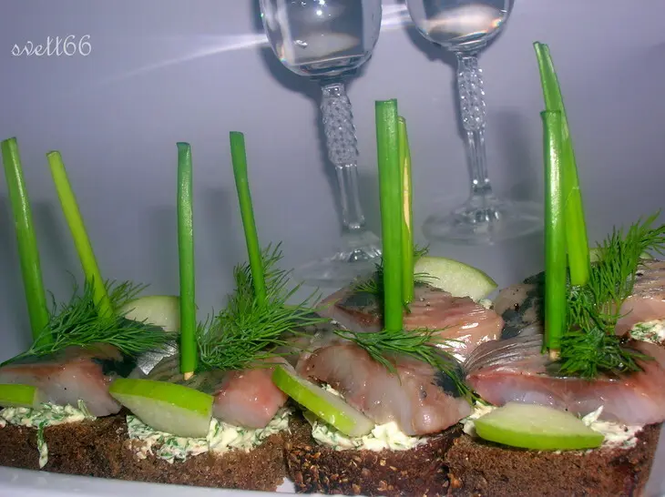 Закусочные канапе с селедкой и ароматным маслом: шаг 7