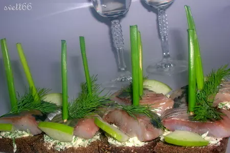 Закусочные канапе с селедкой и ароматным маслом: шаг 7