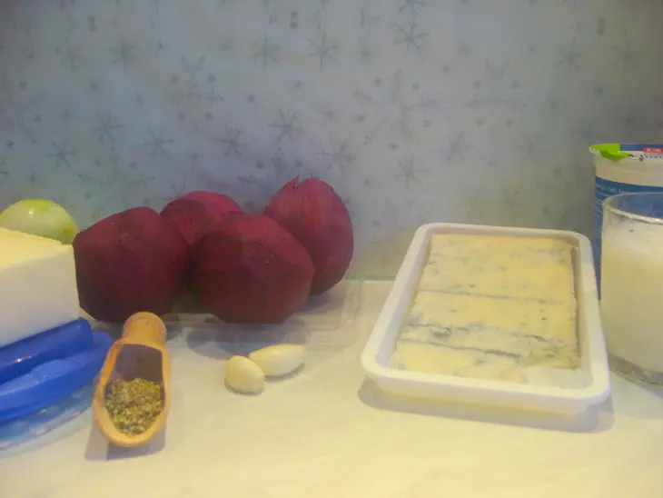 Запеченная пикантная свекла с соусом-дипом из горгонзолы (свекла как гарнир): шаг 1