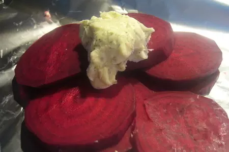 Запеченная пикантная свекла с соусом-дипом из горгонзолы (свекла как гарнир): шаг 2