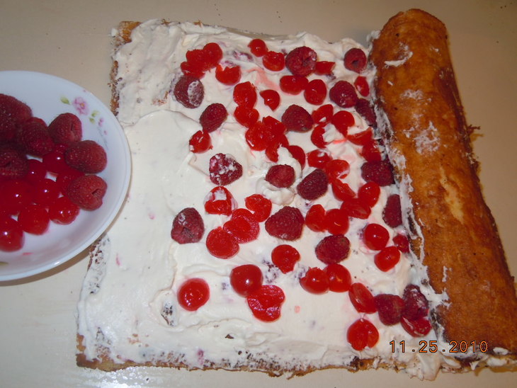 Новогодний торт-рулет ягоды на снегу: шаг 2