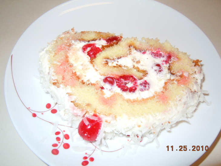 Новогодний торт-рулет ягоды на снегу: шаг 4