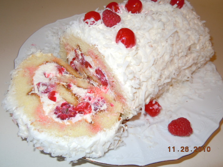 Новогодний торт-рулет ягоды на снегу: шаг 5