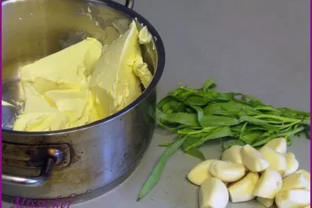 Чесночно-картофельные рогалики с рыбой: шаг 1
