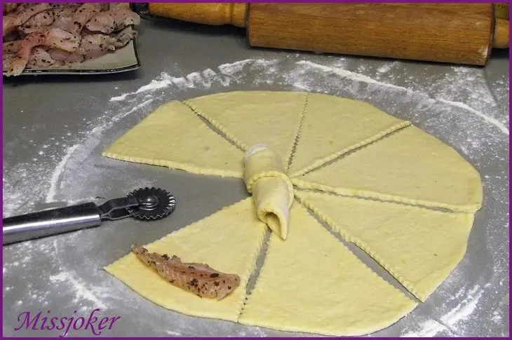 Чесночно-картофельные рогалики с рыбой: шаг 10