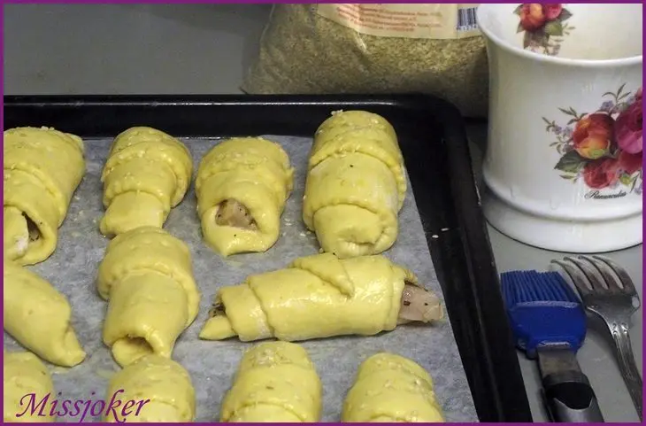 Чесночно-картофельные рогалики с рыбой: шаг 11