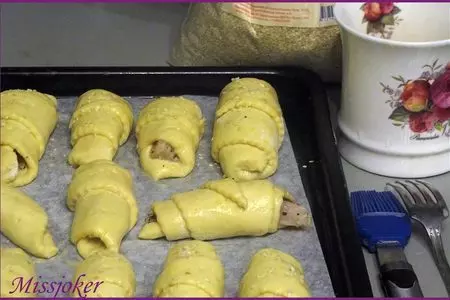 Чесночно-картофельные рогалики с рыбой: шаг 11
