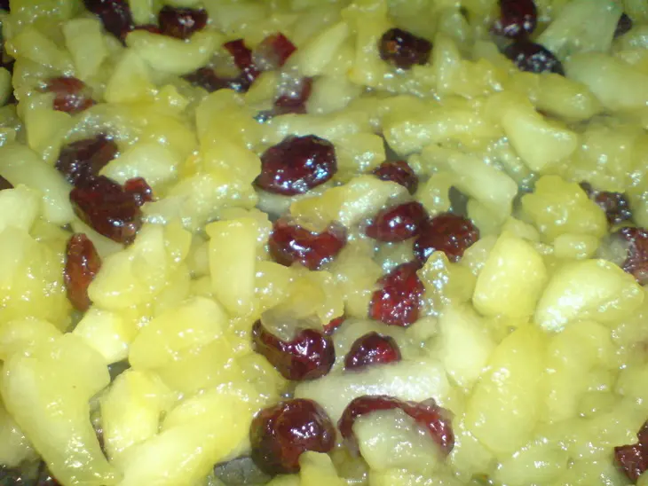 Тирамису с фламбированными яблоками и клюквой: шаг 3