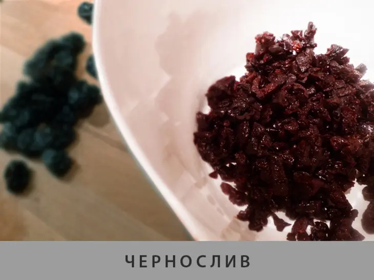 Новогодний салат с черносливом и свеклой: шаг 1