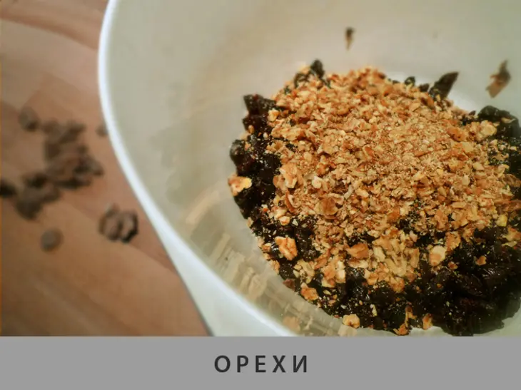 Новогодний салат с черносливом и свеклой: шаг 2