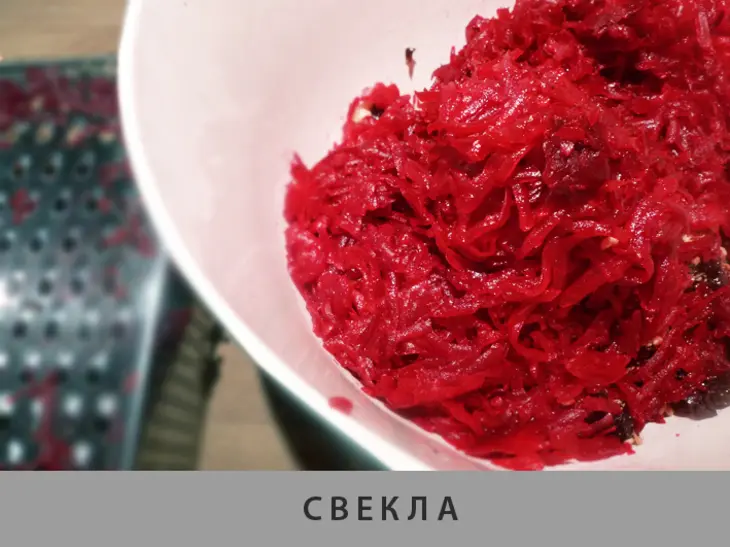 Новогодний салат с черносливом и свеклой: шаг 3