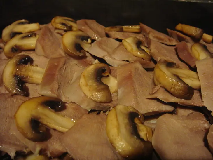 Язык запеченный с грибами и картошечкой: шаг 3