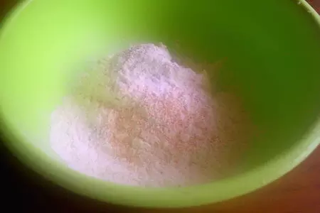 Плюшки с брынзой и чесноком: шаг 1