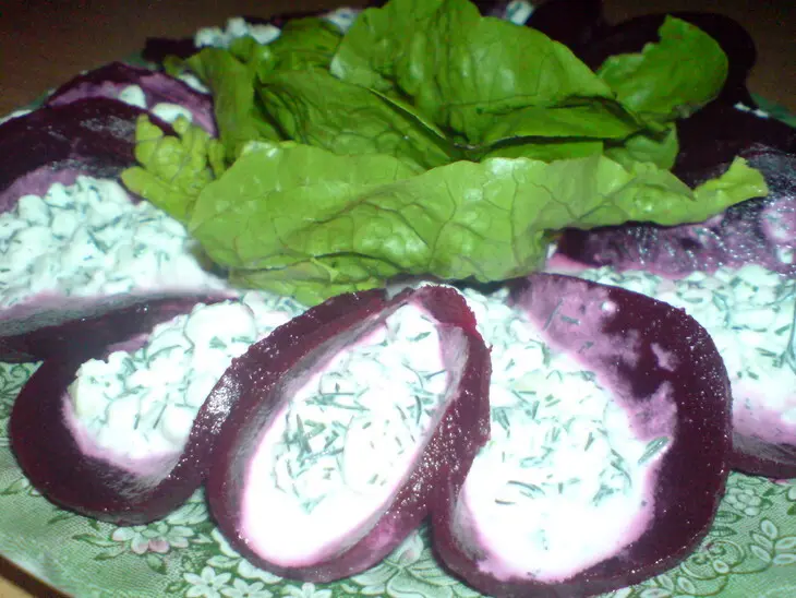 Закуска "свекольные кулёчки с творожной начинкой": шаг 4