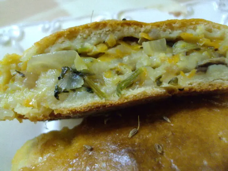 Картофельный рулет с капустой и грибами: шаг 9