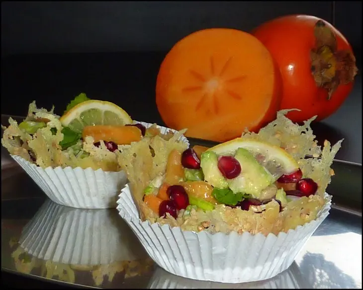 Порционный салат-закуска с хурмой и форелью в сырных корзинках: шаг 5