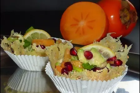 Порционный салат-закуска с хурмой и форелью в сырных корзинках: шаг 5
