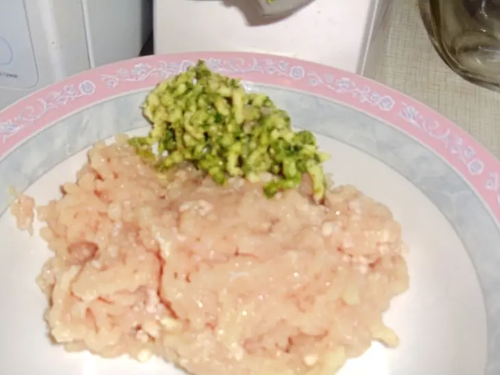 Шампиньоны, фаршированные куриным фаршем с соусом из кинзы: шаг 1