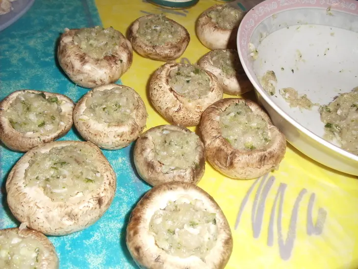 Шампиньоны, фаршированные куриным фаршем с соусом из кинзы: шаг 2