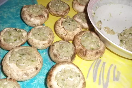 Шампиньоны, фаршированные куриным фаршем с соусом из кинзы: шаг 2