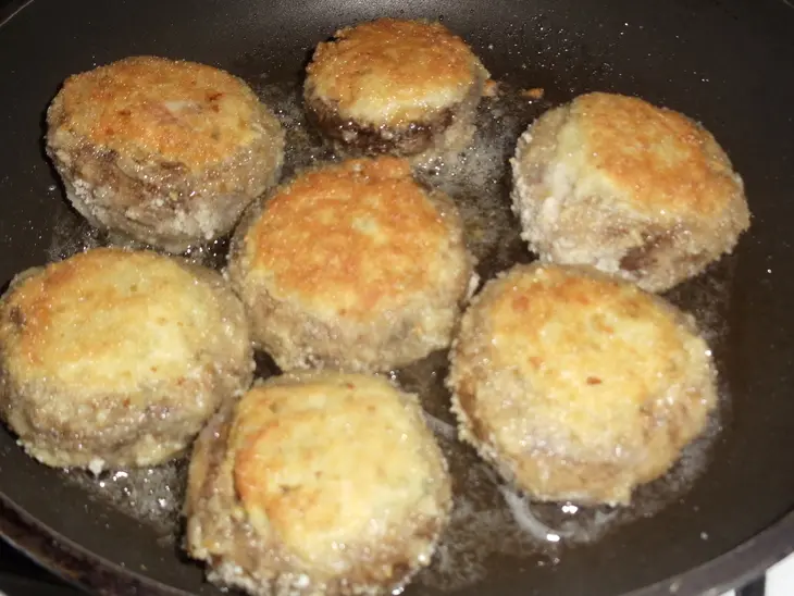 Шампиньоны, фаршированные куриным фаршем с соусом из кинзы: шаг 4